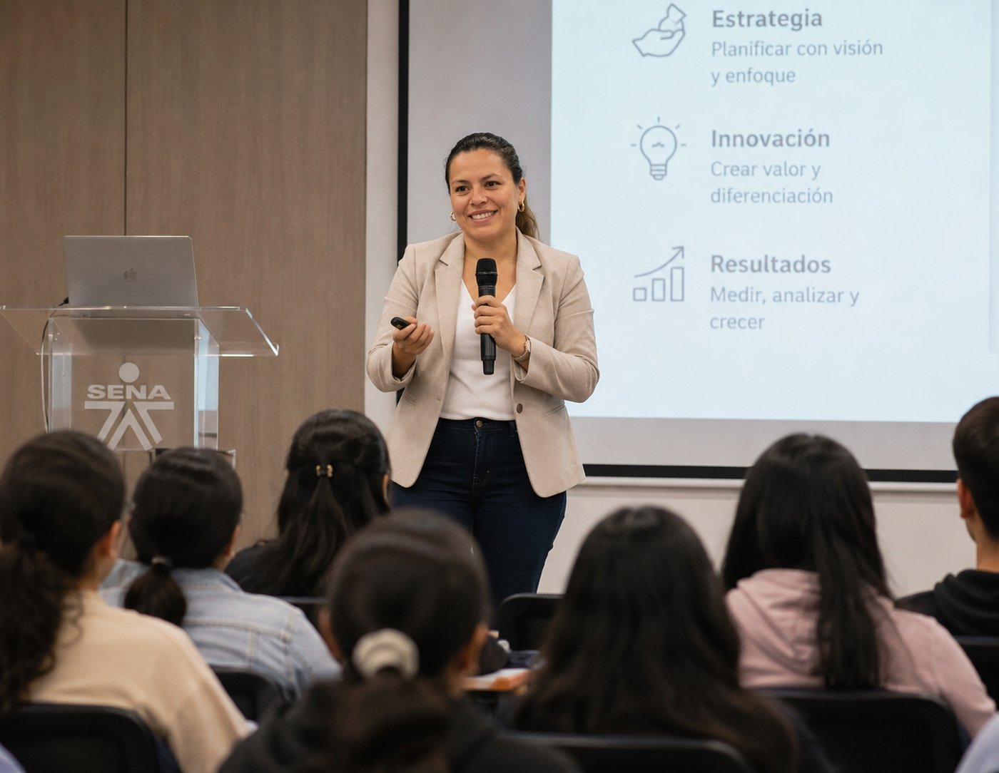Carol Tatiana Barragán dictando una capacitación sobre estrategia, innovación y resultados en el SENA